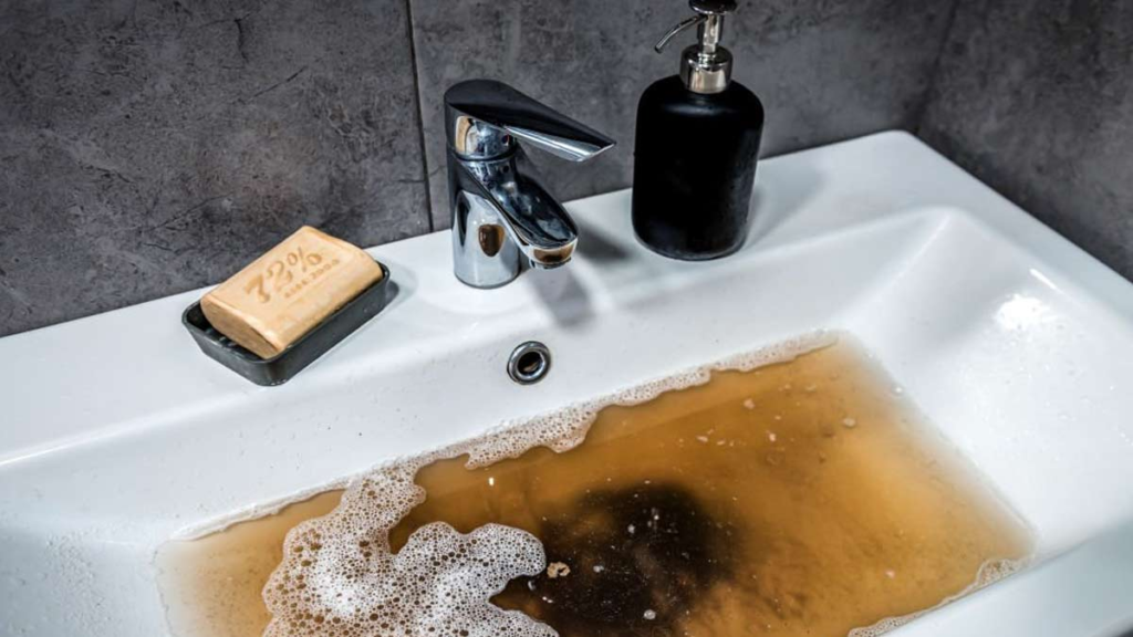 Una compressa e acqua bollente — l’ostruzione sparisce come se non fosse mai esistita: il consiglio dell’idraulico