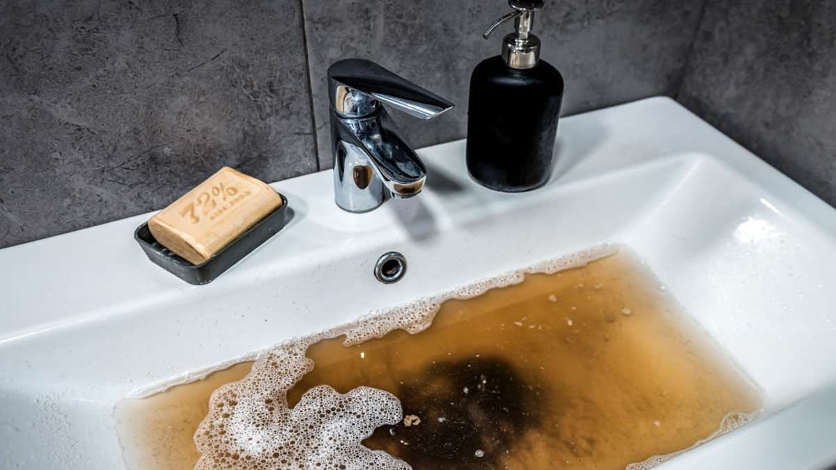 Una compressa e acqua bollente — l’ostruzione sparisce come se non fosse mai esistita: il consiglio dell’idraulico