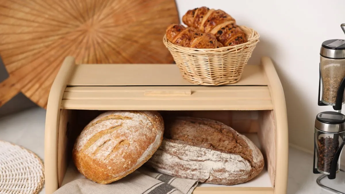 Il mio panettiere mi ha finalmente spiegato perché il pane non andrebbe mai conservato in un sacchetto di plastica (e dove metterlo invece)