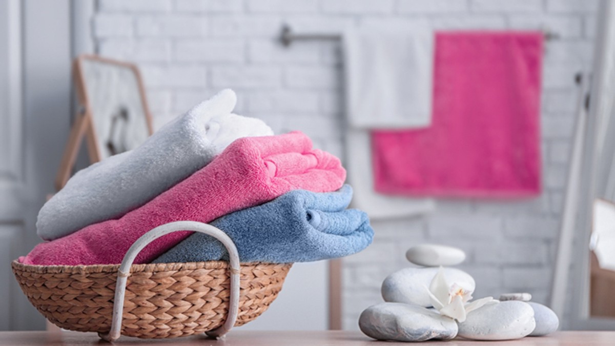 Una tazza in lavatrice e gli asciugamani di spugna torneranno morbidi come una piuma: basta con l’effetto “carta vetrata” al posto del tessuto