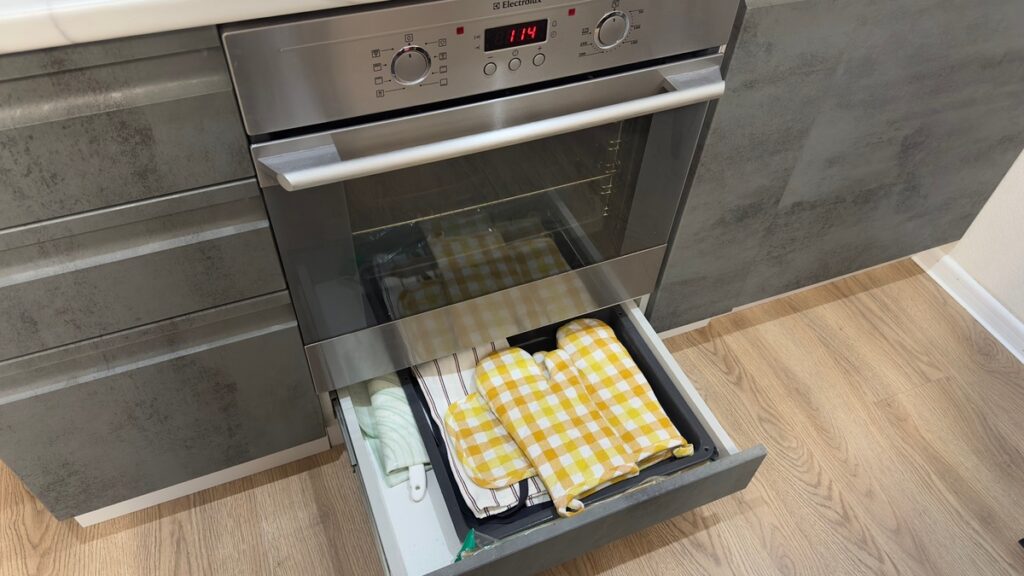 Voi cosa mettete nel cassetto sotto il forno? – Perché tutti lo usiamo nel modo sbagliato